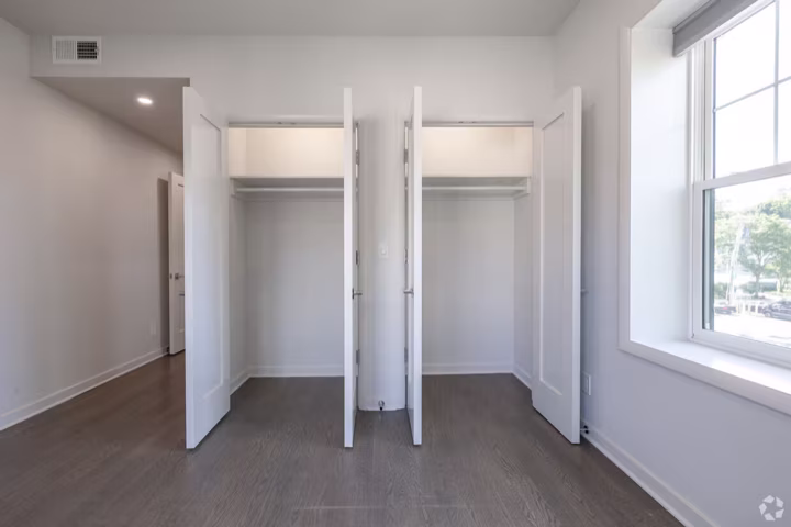 12 Purdy, Rye NY — Master bedroom closets